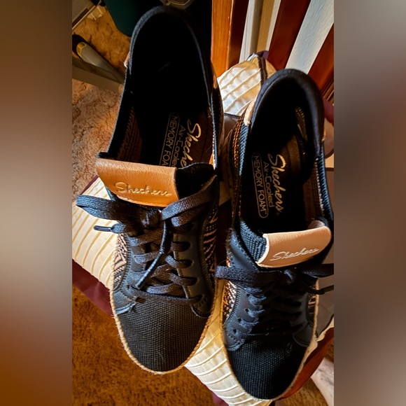 SKECHERS WILSHIRE BLVD BELLEVUE WOMEN'S CASUAL SHOE - Picture 2 of 5